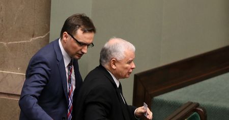 "Żółta kartka dla opozycji i partii rządzącej". Najnowszy sondaż