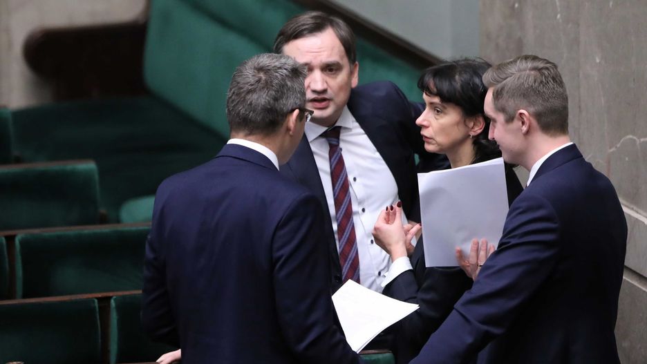 Komisja Sprawiedliwości przyjęła w nocy 22 poprawki klubu PiS do "ustawy represyjnej"