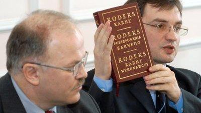 Józef Szczepańczyk (L) z PSL i Zbigniew Ziobro (P) (fot. PAP - Radek Pietruszka)