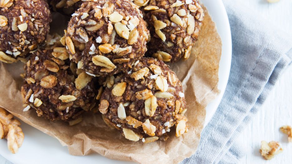 Słodkie kulki mocy to jedne z propozycji fit słodyczy. Czy warto po nie sięgać?