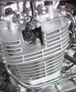 Silnik czterosuwowy czy dwusuwowy w motocyklu – jakie są różnice?