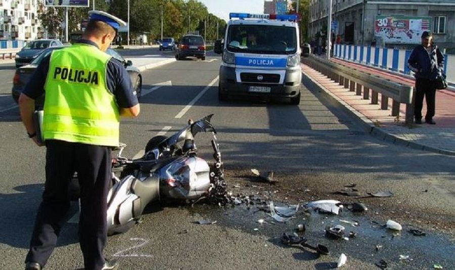Motocyklista miał wypadek. Wiózł dopalacze i 30 tys. zł