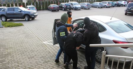 Opoczno. 44-latek, jego konkubina i 15-letni wspólnik w areszcie. Odpowiedzą za zabójstwo