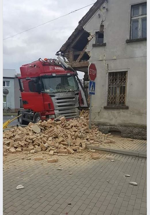 Przytoczna. TIR uderzył w dom. Poleciały dziesiątki cegieł