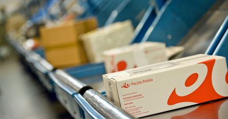 Za odbiór przesyłki zapłacisz u kuriera kartą. Nowa funkcjonalność od Poczty Polskiej