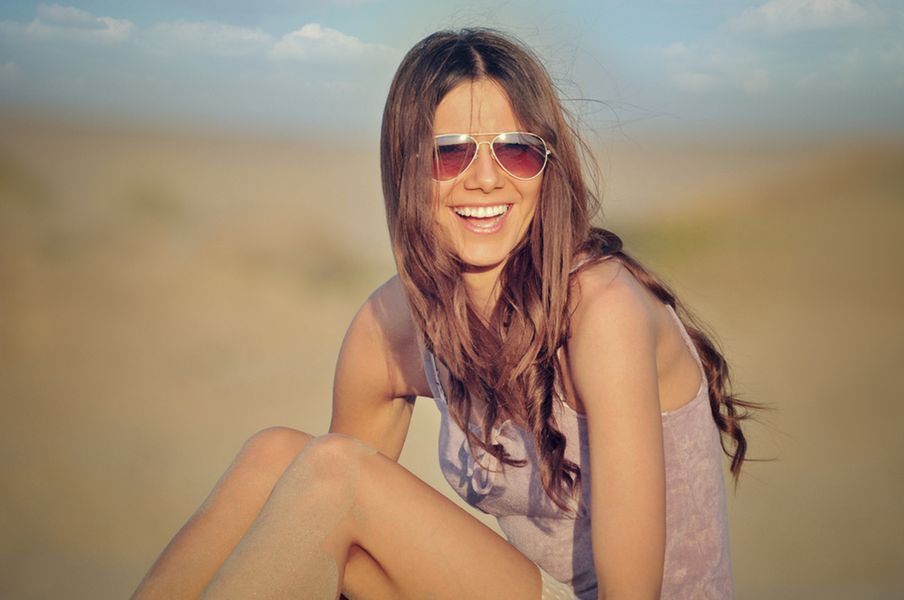 Promieniowanie UV może wykazywać szkodliwy wpływ na nasze oczy. Warto używać okularów z filtrem.