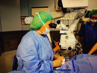 Operacje zaćmy w Czechach dały mu zarobić. Teraz otwiera kliniki w Polsce