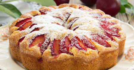 Ciasto drożdżowe z sezonowymi owocami. Jest dużo lepsze niż w cukierni