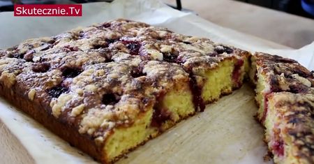 Szybkie ciasto z sezonowymi owocami