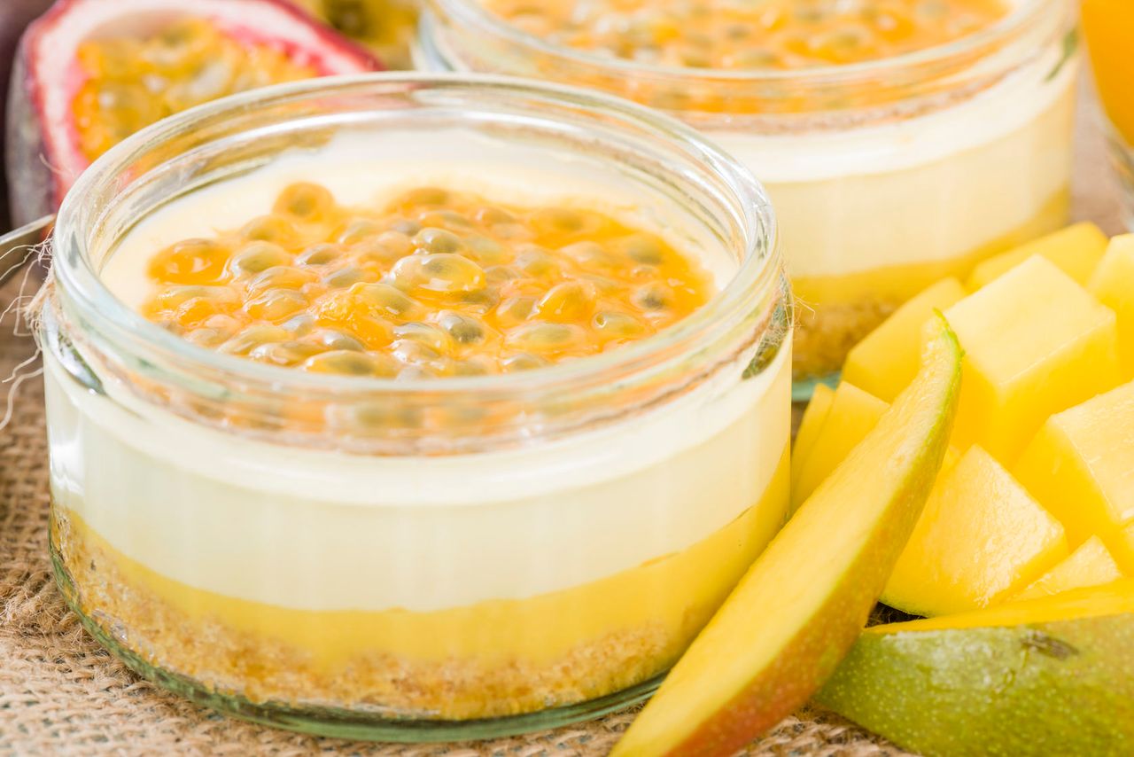 Mini serniczki z mango i passiflorą