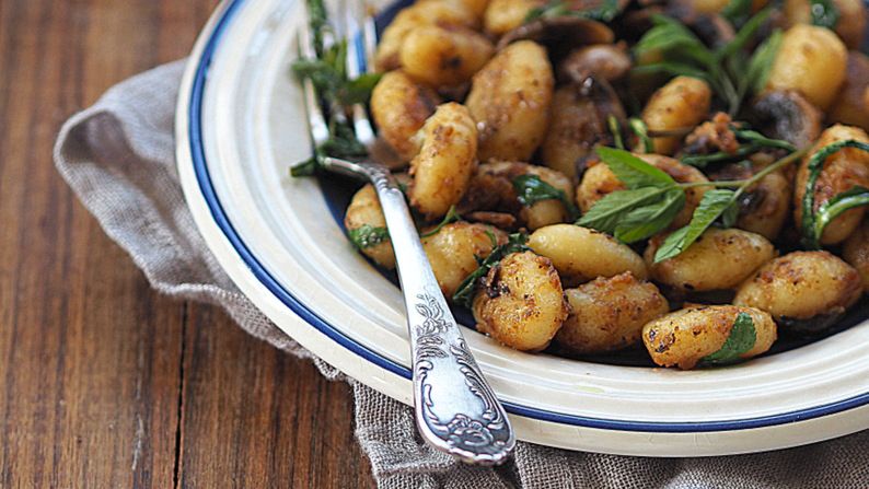 Gnocchi z wiosennym zielskiem, pieczarkami i pesto. Z ogrodu na talerz