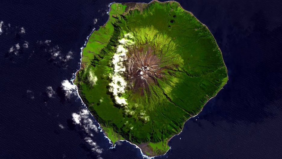 Wyspa Tristan da Cunha znajduje się na samym środku oceanu. Do wybrzeży Afryki jest stąd blisko 3 tys. km