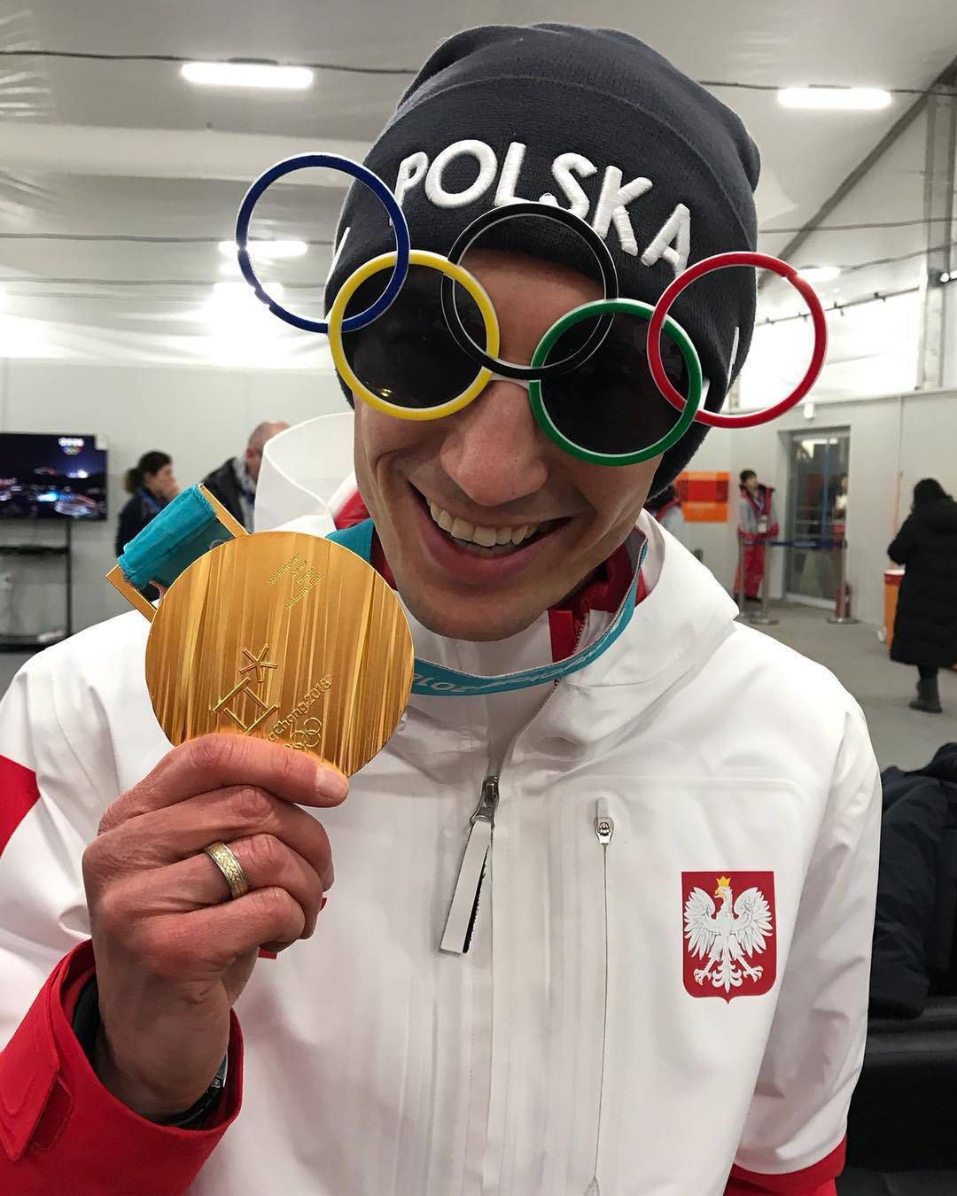 Kamil Stoch pokazał złoty medal z igrzysk olimpijskich w Pjongczangu