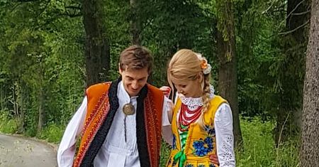 Kamil Stoch pozuje z żoną w góralskich strojach. Fani zachwyceni