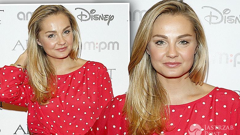 Małgorzata Socha w czerwonym kombinezonie w grochy