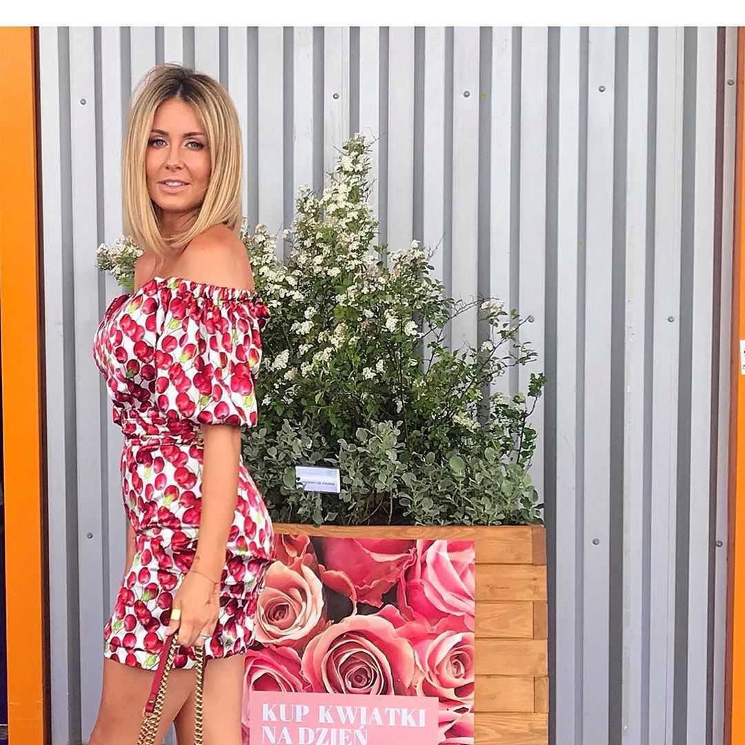 Małgorzata Rozenek w sukience w wiśnie