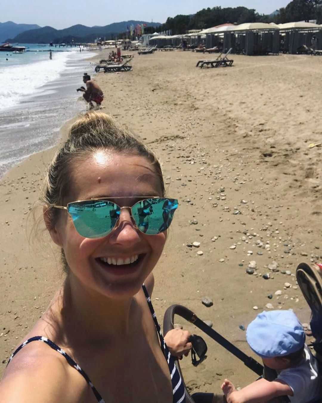 Małgorzata Socha z synem na plaży w Turcji