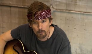 Dziewczyny, z którymi się umawiał, myliły go z postaciami z filmów! Ethan Hawke jako gwiazda rocka w komedii "Też go kocham"