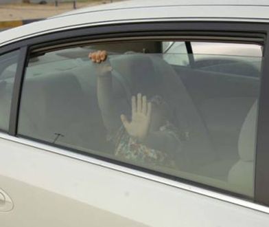 Na dworze upał. Ojciec zostawił niemowlę w aucie