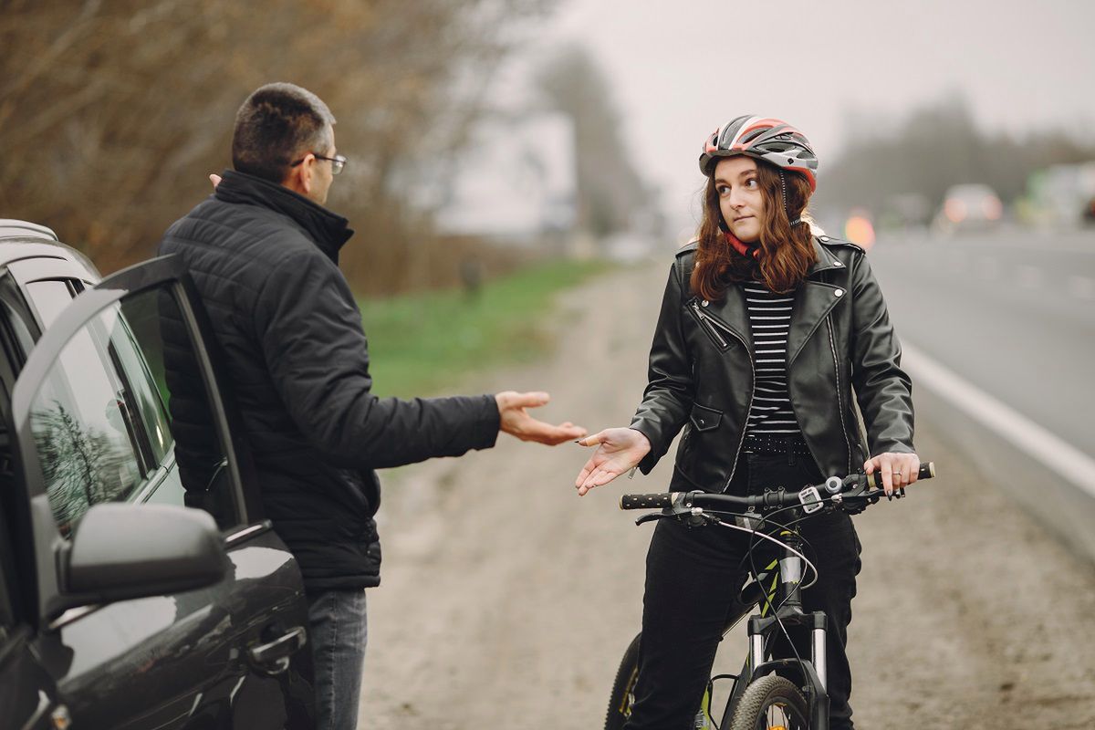 Metoda holenderska pozwala uniknąć nieporozumień między rowerzystami a kierowcami. Fot. Freepik