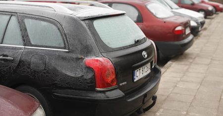 Czytelniczka spryskała szybę auta odmrażaczem. Teraz ostrzega przed skutkami