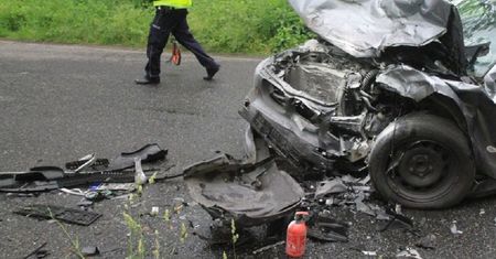 Pijany rozbił bmw o latarnię. Policję powiadomiło auto
