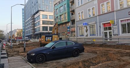 Szczecin. Zaparkowany samochód blokuje remont przy Posejdonie
