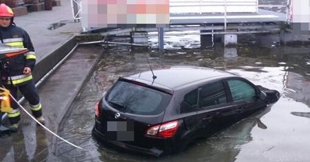 Ten kierowca może mówić o wielkim pechu. Auto w wodzie, a on z mandatem