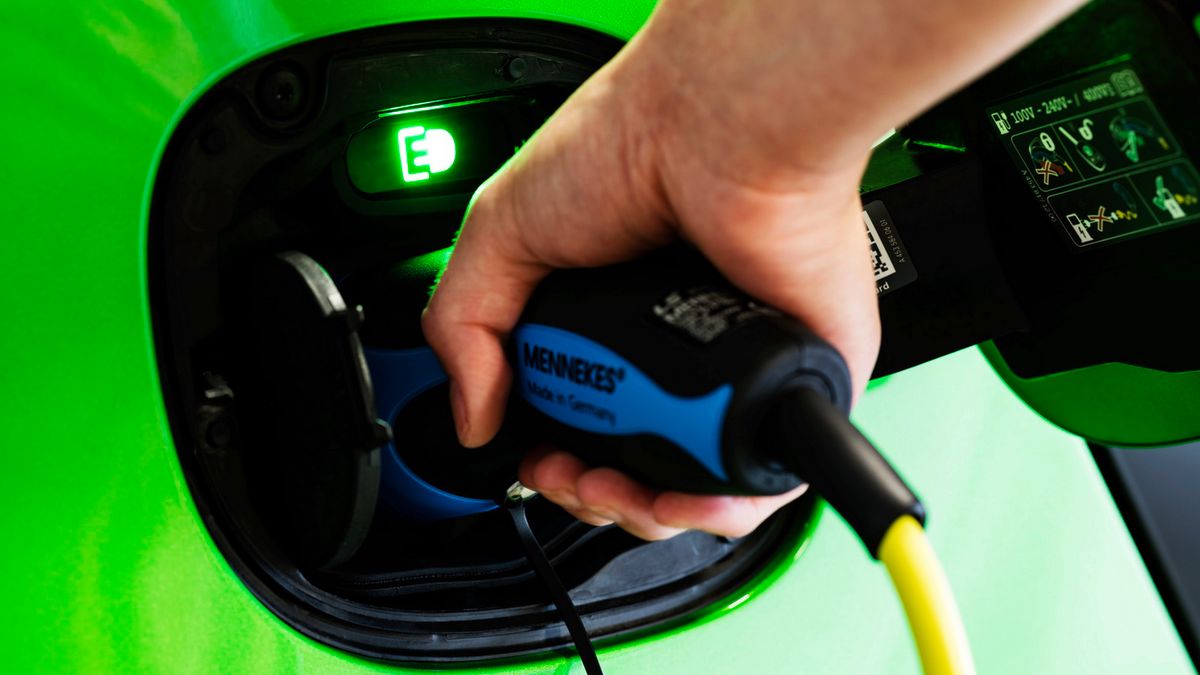 Według Polskiego Stowarzyszenia Paliw Alternatywnych po polskich drogach jeździ dziś 6330 samochodów o napędzie w pełni lub częściowo elektrycznym.