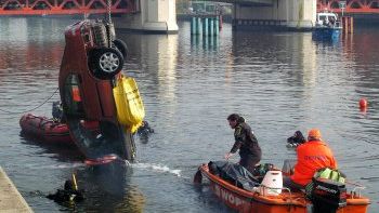 Pojazd wydobyto z wody