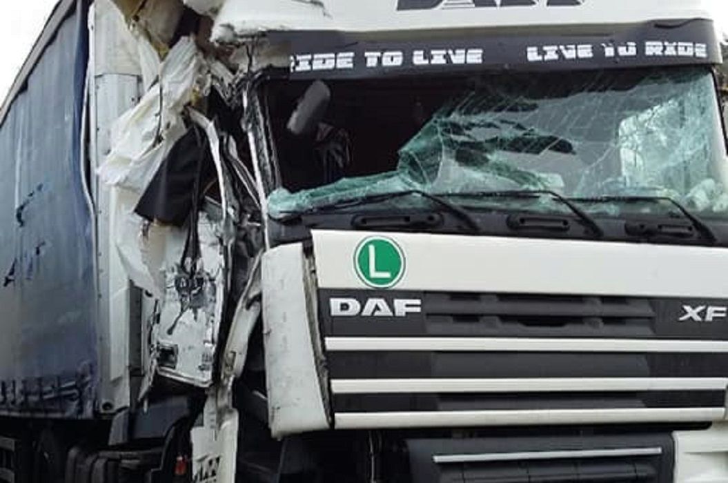 Ciężarówka ledwo się trzymała. Kierowca z Czech na autostradzie we Francji