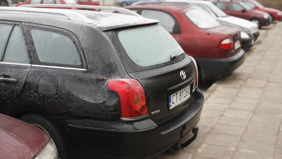 Kierowcy używają odmrażaczy, by walczyć ze szronem