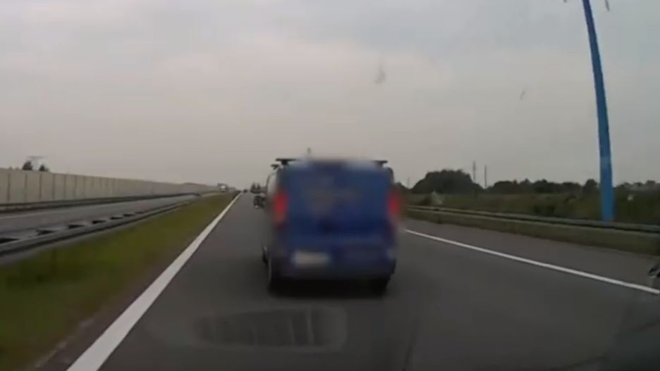 Kierowca busa nie chciał zjechać na prawy pas