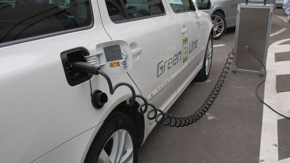 Problemem przy podróżowaniu samochodami elektrycznymi w Polsce może być słaba sieć ładowarek