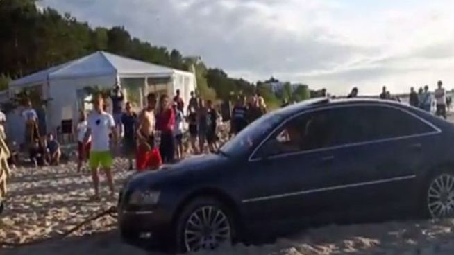 Kierowca audi wjechał na plażę w Międzyzdrojach jak gdyby nigdy nic