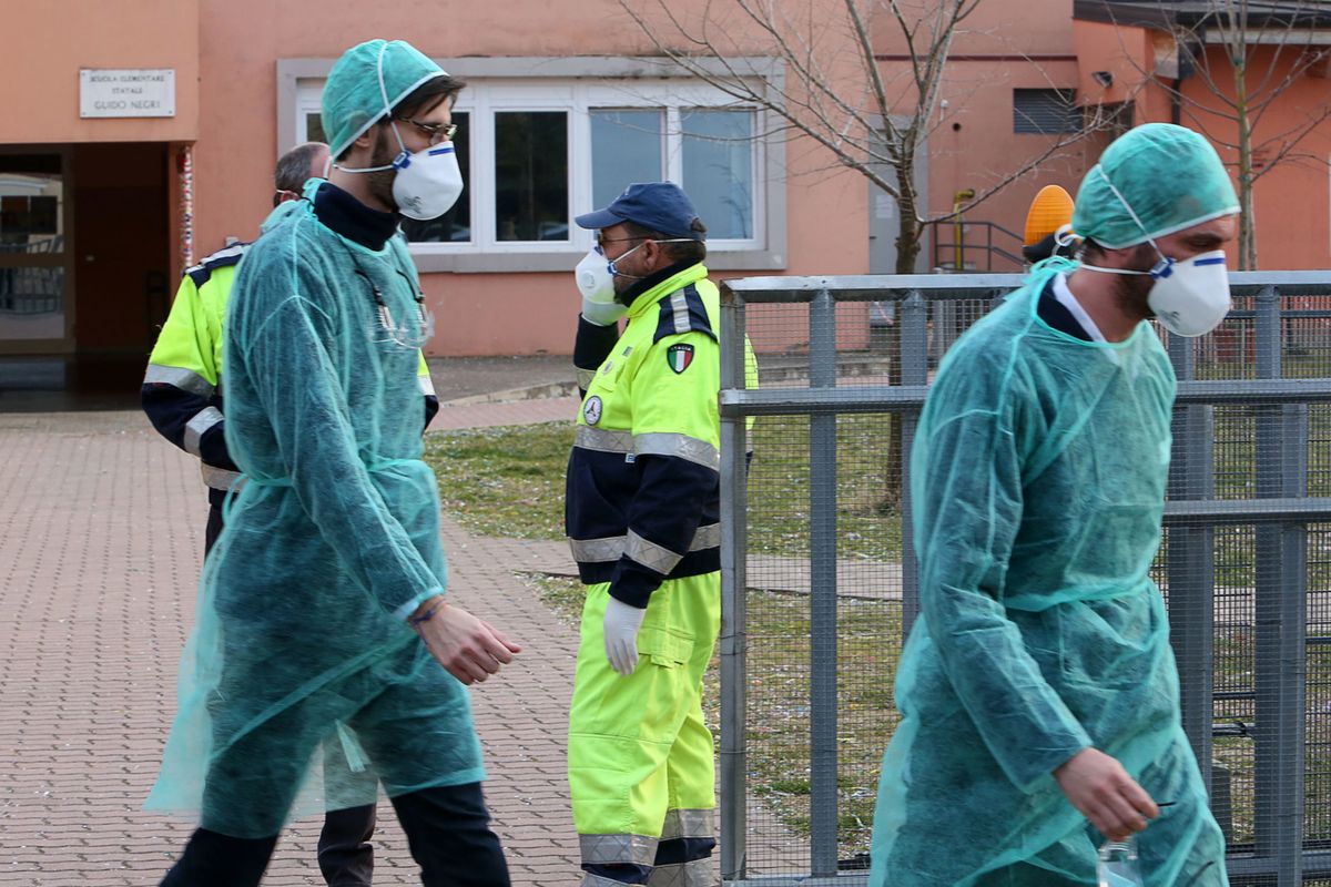 Koronawirus we Włoszech. Piąta ofiara śmiertelna. Pustoszeją półki w sklepach