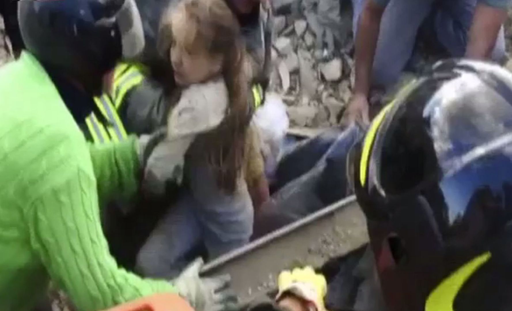 Czekała 17 godzin na ratunek. 10-latka ocalona spod gruzów