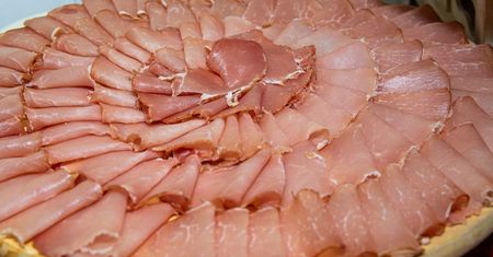 Domowa wędlina z pończochy. Smakuje o niebo lepiej niż ze sklepu
