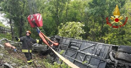 Tragedia we Włoszech. Autokar spadł ze skarpy