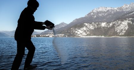 Pochówek obowiązkowo na cmentarzu, bo  rozsypywanie prochu to wykroczenie