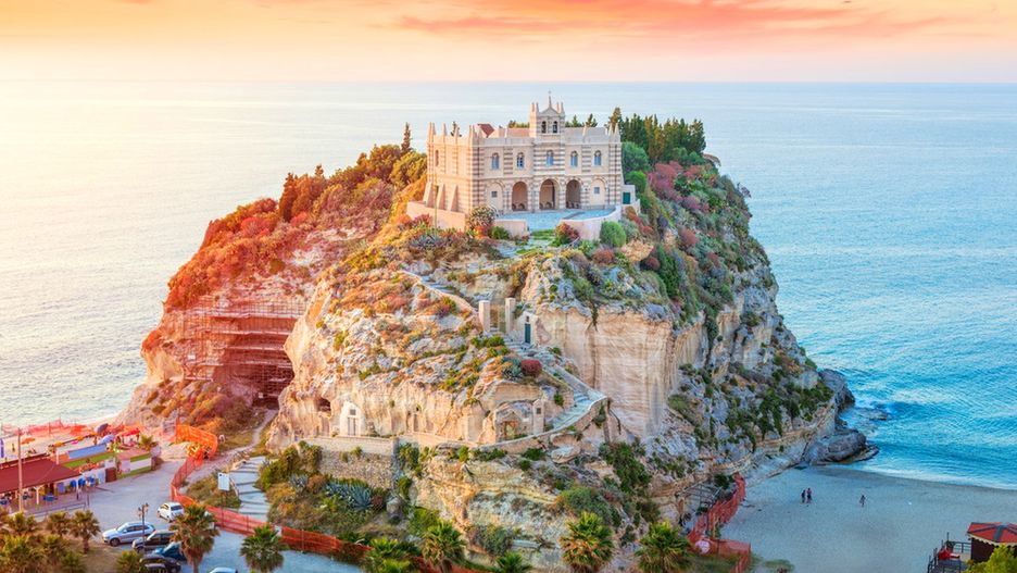 Tropea usytuowana jest na klifie