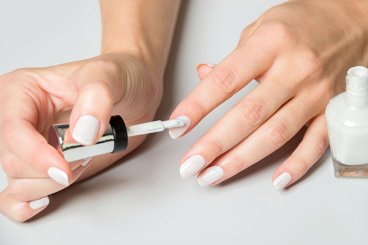 Nowoczesny manicure. Imitacja kropli wody to obecnie wielki hit, który podbija sieć