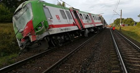 Zderzenie pociągu z tirem w Podlaskiem. Są ranni