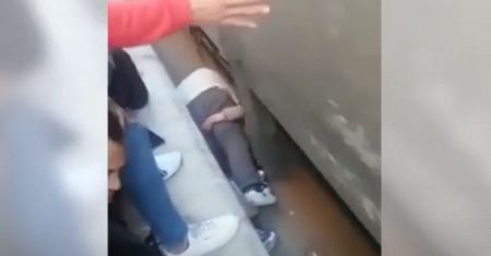 Egipt. Uratował córkę przed nadjeżdżającym pociągiem. Został ukarany [WIDEO]
