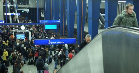Setki minut opóźnienia, dziesiątki zatrzymanych pociągów. Weekendowy paraliż na kolei