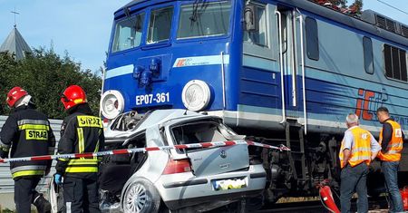 Ominęła rogatki, wjechała pod pociąg
