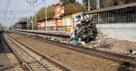 Śmiertelny wypadek karetki w Puszczykowie. Kierowca z zarzutami