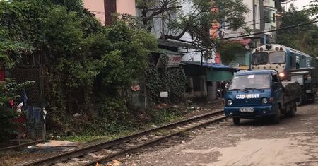 Parkujesz samochód przy torowisku? Zobacz, czym to grozi