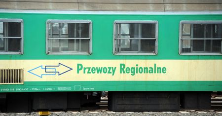 Mazowieckie. Obrzucili jadący pociąg butelkami. Jedna osoba ranna