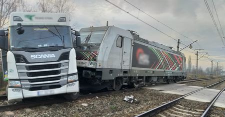 Czechowice-Dziedzice. Zderzenie tira z lokomotywą. Trasa zablokowana na wiele godzin